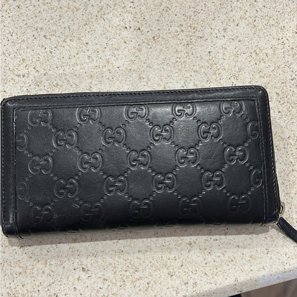 Black leather Gucci wallet